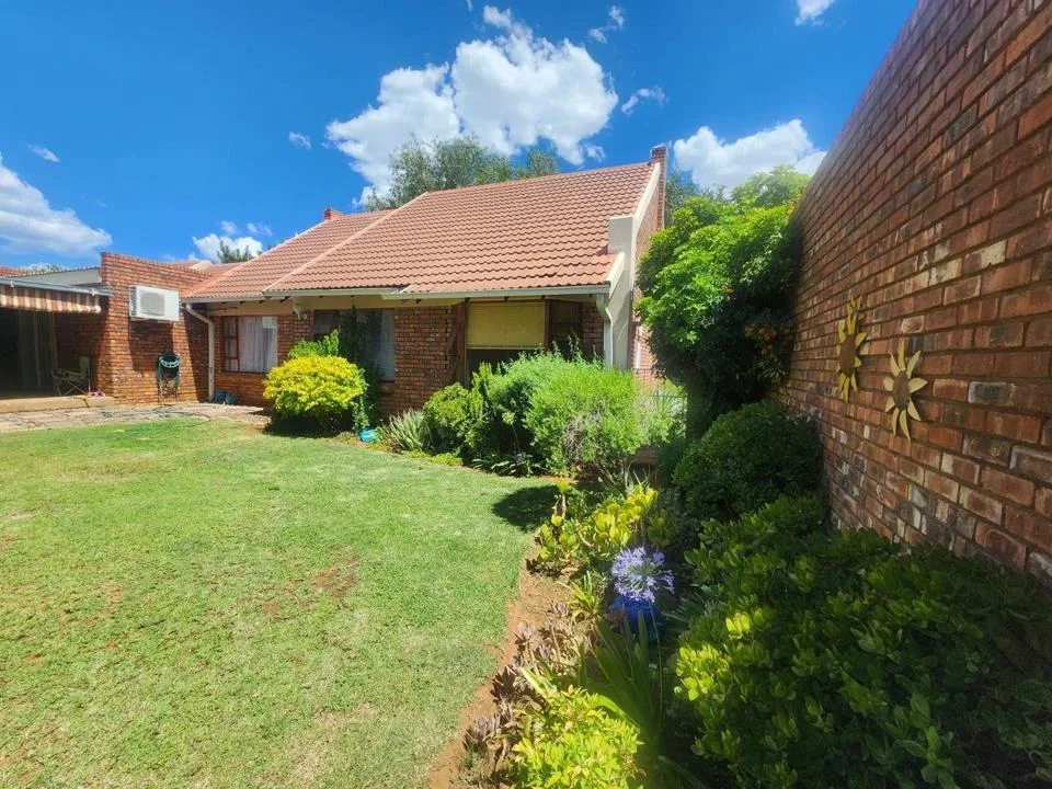 3 Bedroom Townhouse for sale in Langenhovenpark