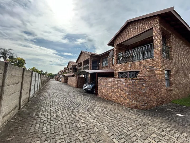 3 Bedroom Townhouse for sale in Huttenheights