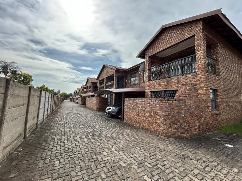 3 Bedroom Townhouse for sale in Huttenheights