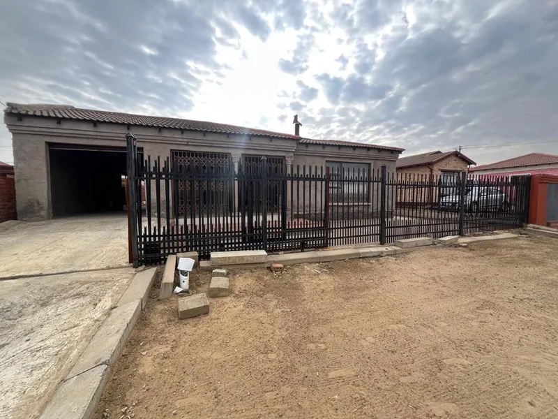 3 Bedroom House for sale in Selosesha
