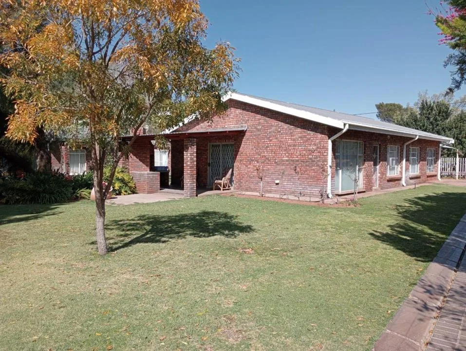 15 Bedroom House for sale in Kuruman