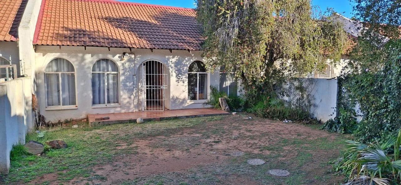 2 Bedroom House for sale in Langenhovenpark