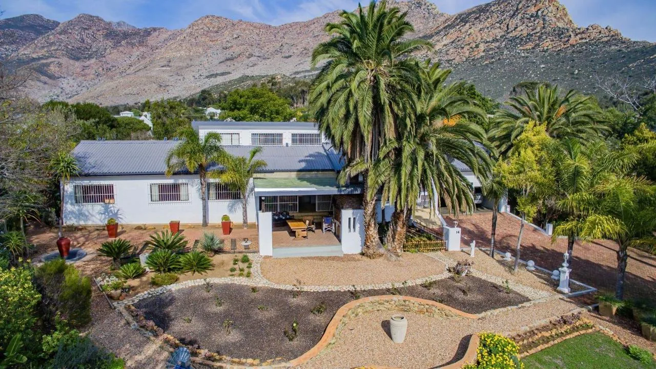 4 Bedroom House for sale in Montagu