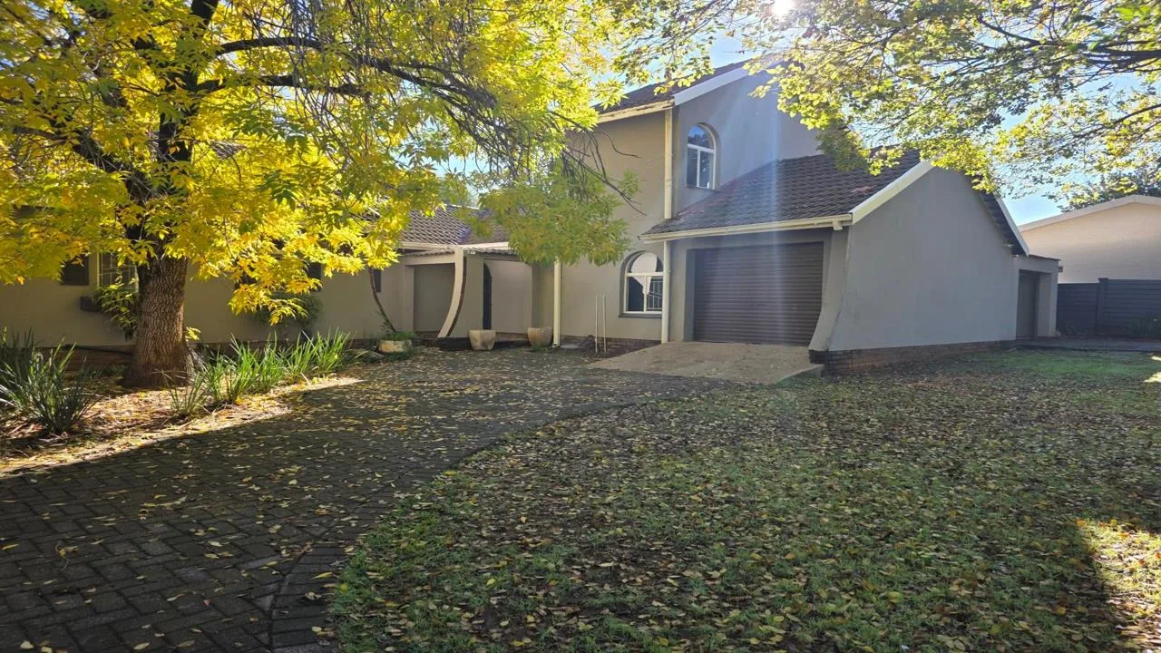 4 Bedroom House for sale in Universitas