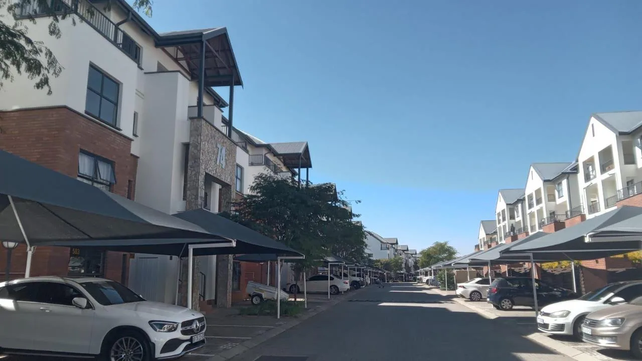 3 Bedroom Apartment / flat for sale in Greenstone Hill