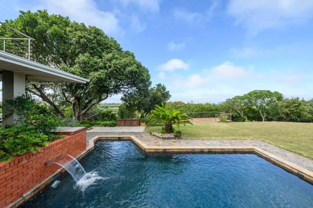 6 Bedroom House for sale in Lovemore Park