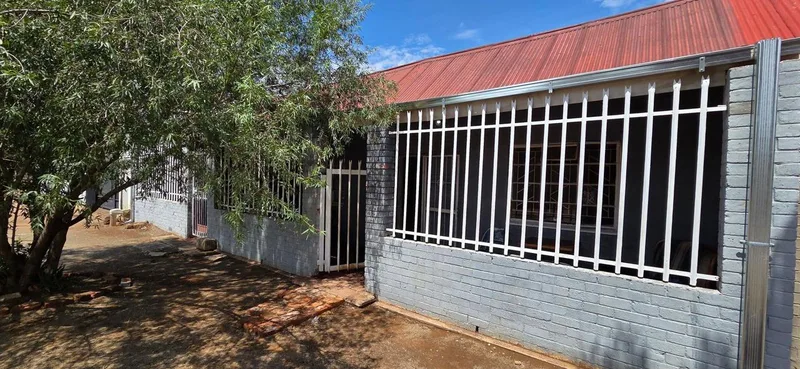 4 Bedroom House for sale in Beaconsfield