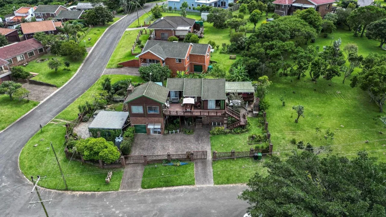 7 Bedroom House for sale in Cintsa East