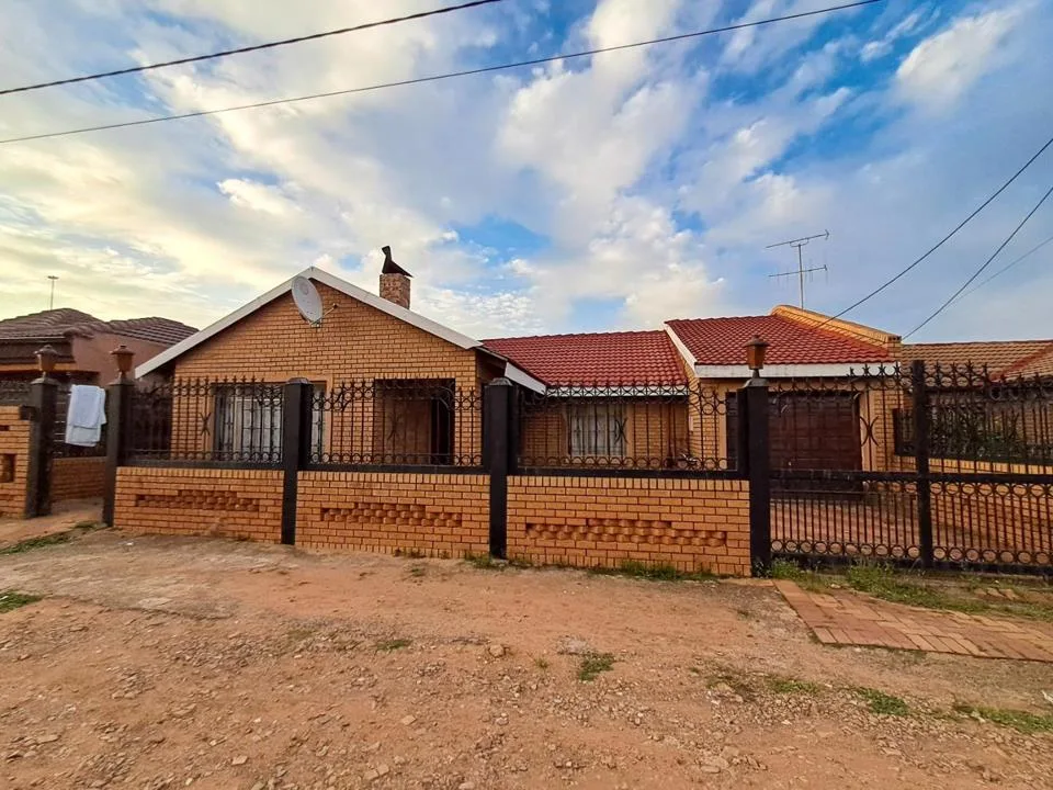 7 Bedroom House for sale in Mamelodi East