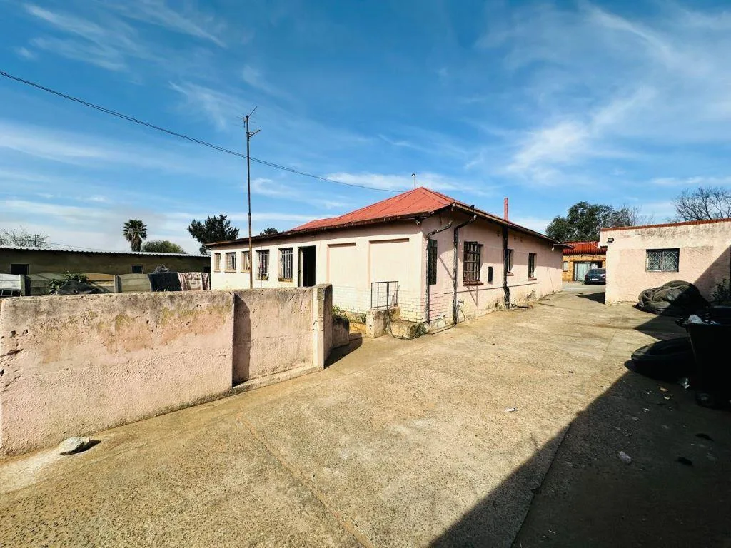 18 Bedroom House in Delville