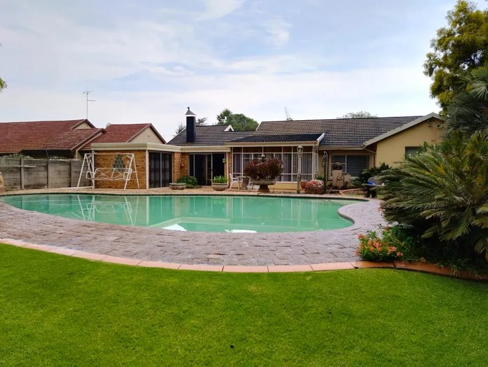 5 Bedroom House for sale in Modder East