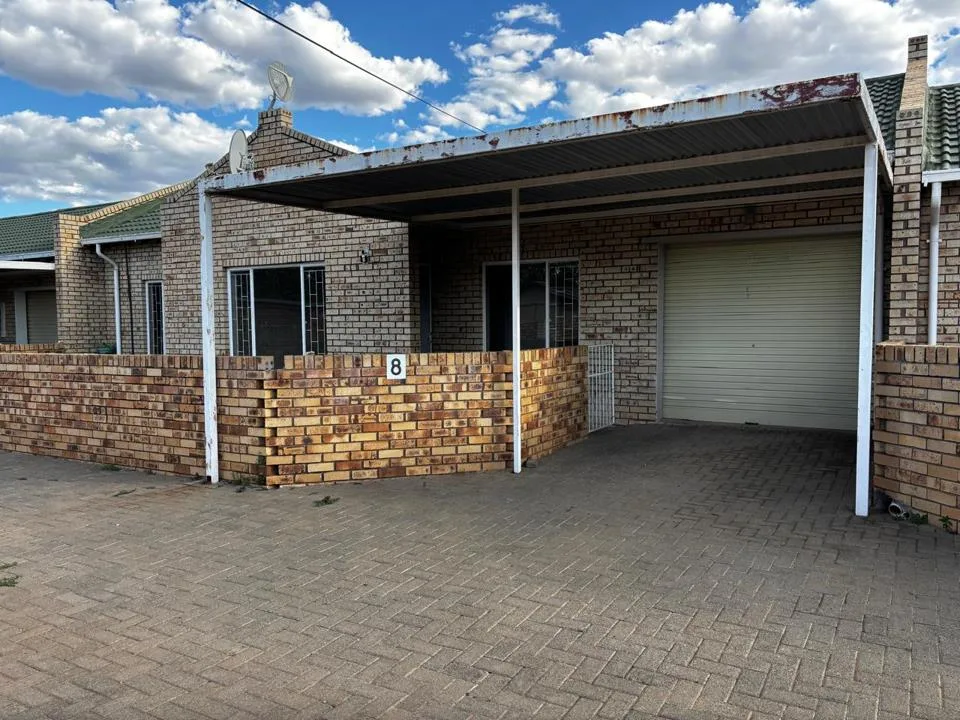 2 Bedroom Townhouse for sale in Aliwal North