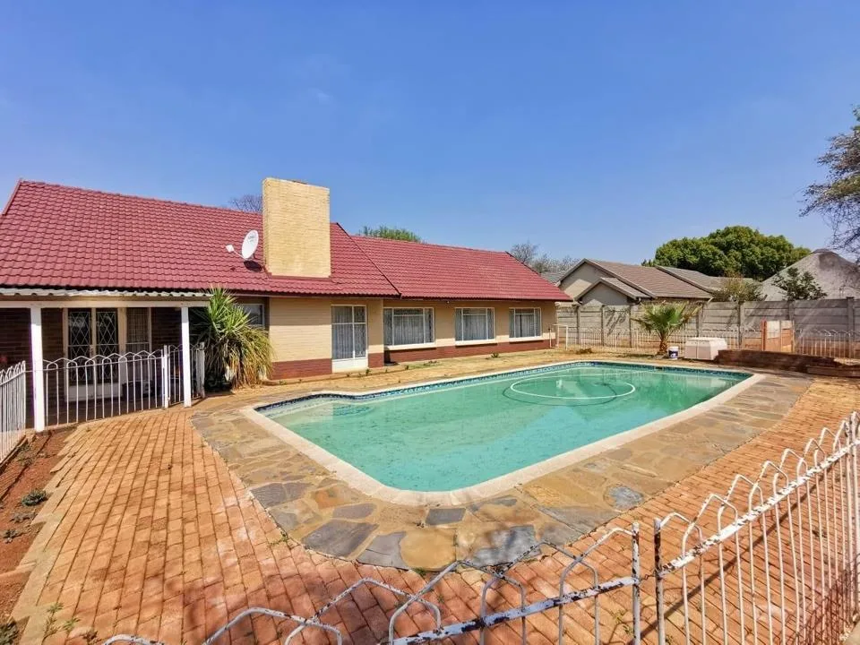 4 Bedroom House for sale in Stilfontein Ext 4