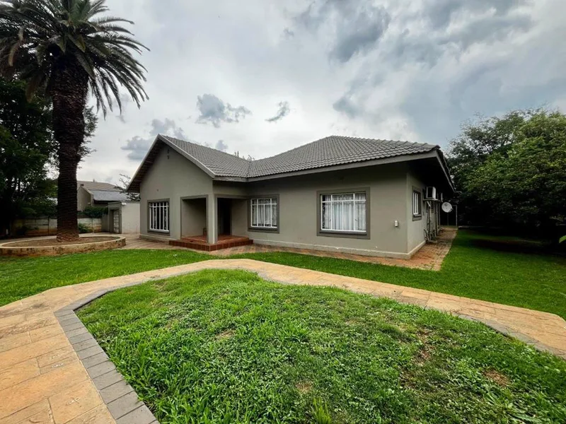 4 Bedroom House for sale in Die Bult