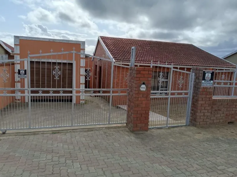 2 Bedroom House for sale in Phakamisa