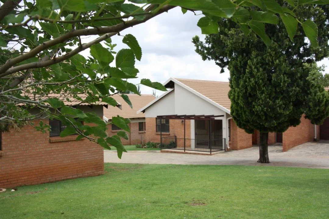 2 Bedroom Townhouse for sale in Langenhovenpark