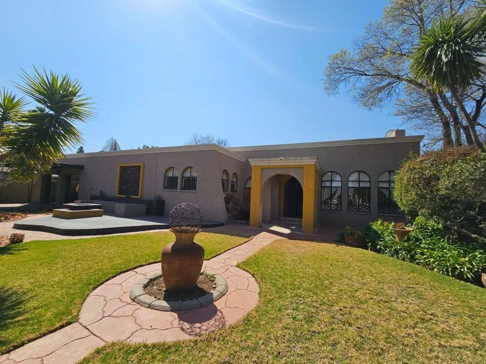 4 Bedroom House for sale in Jim Fouchepark