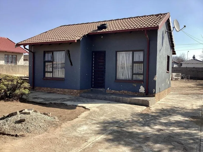 2 Bedroom House for sale in Lenasia South