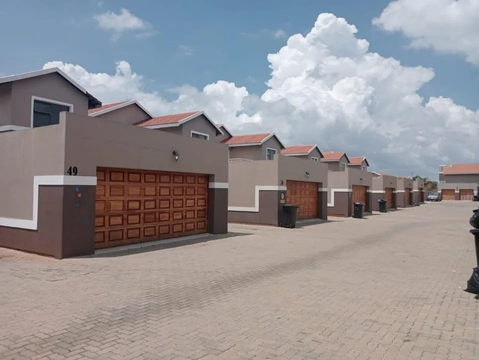 3 Bedroom Townhouse for sale in Bayswater