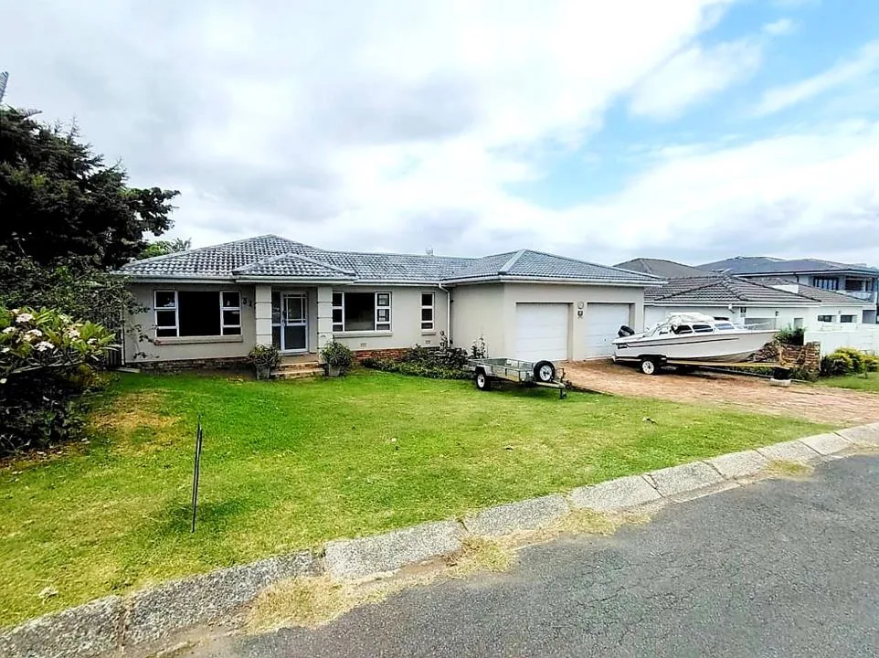 6 Bedroom House for sale in Kidds Beach
