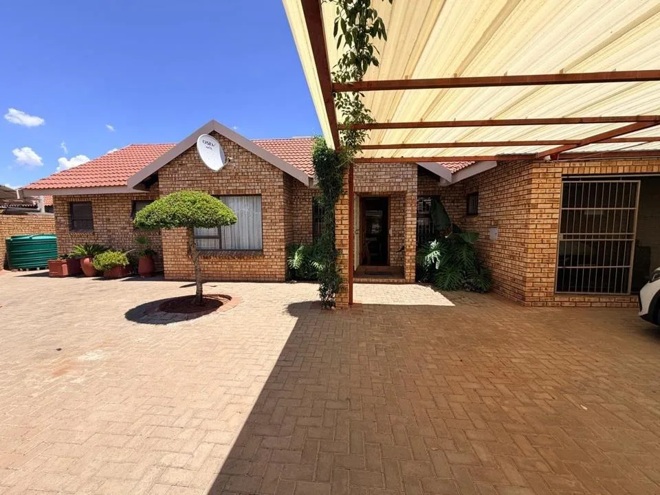 3 Bedroom House for sale in Roylglen Gardens