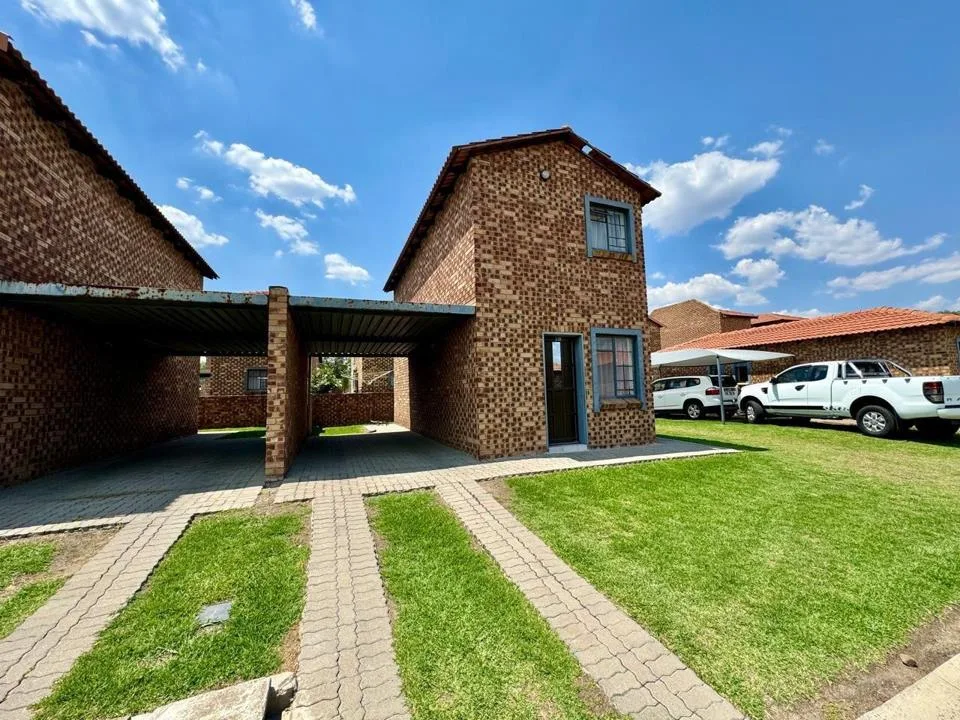 3 Bedroom Townhouse for sale in Evander