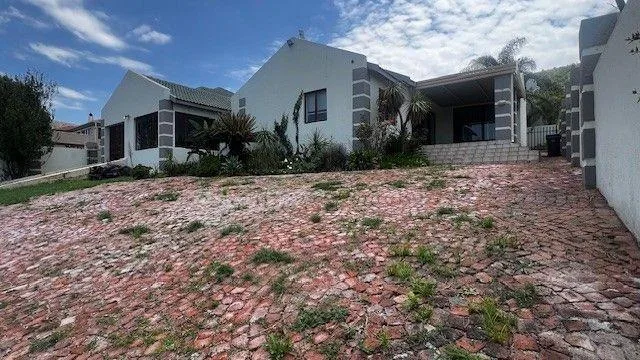 3 Bedroom House for sale in Kosmos Ridge