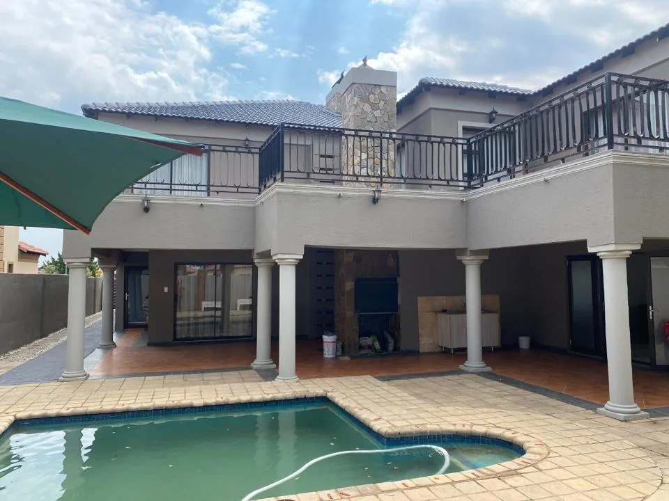 7 Bedroom House for sale in Monavoni