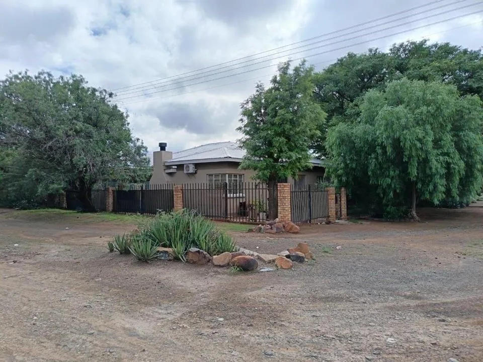 3 Bedroom House for sale in Strydenburg