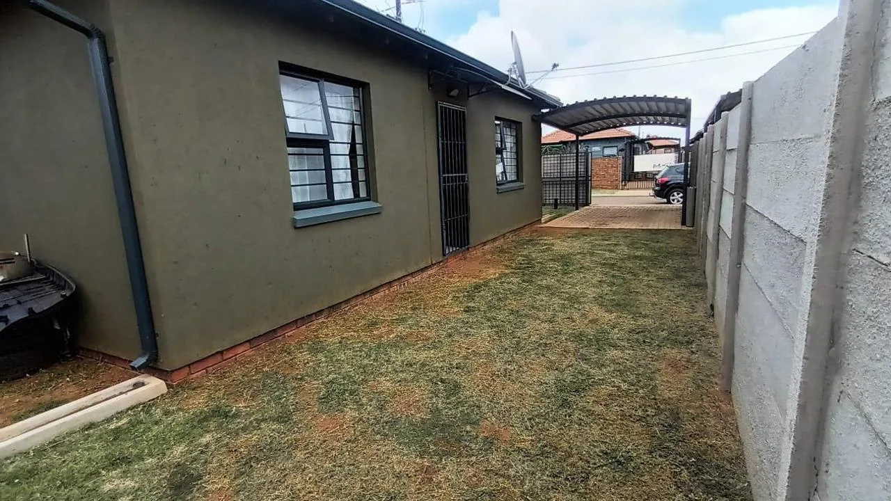 2 Bedroom House for sale in Protea Glen