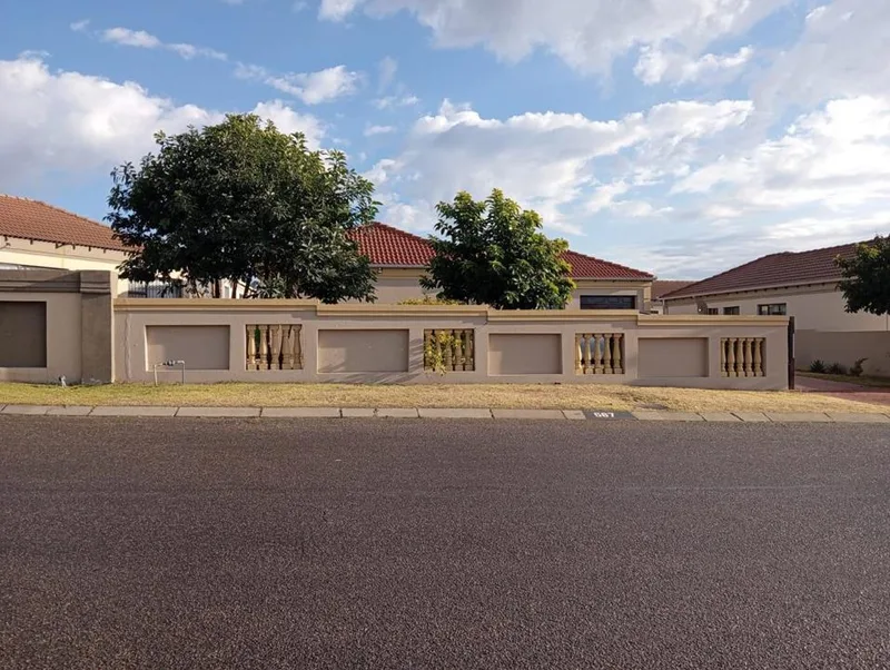 3 Bedroom Townhouse for sale in Jackaroo Park