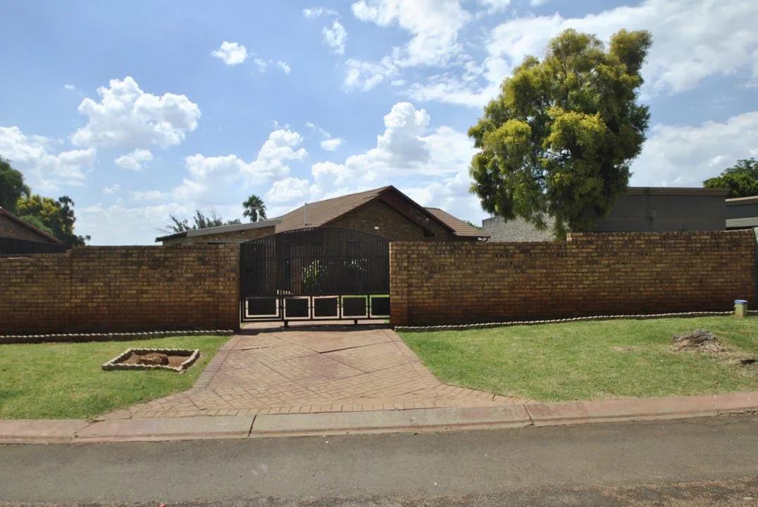 4 Bedroom House for sale in Dawn Park
