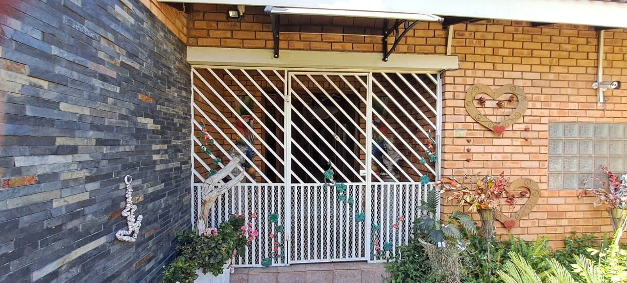 4 Bedroom House for sale in Gholfsig