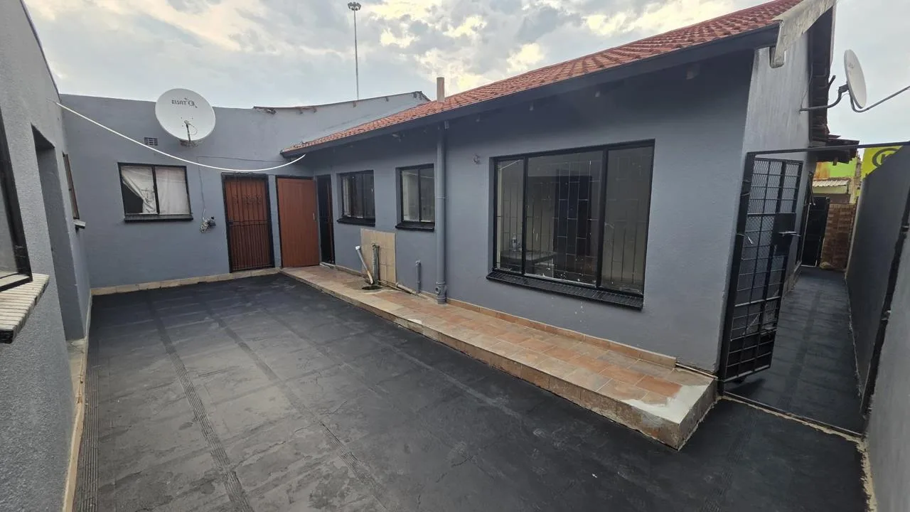 2 Bedroom House for sale in Teanong