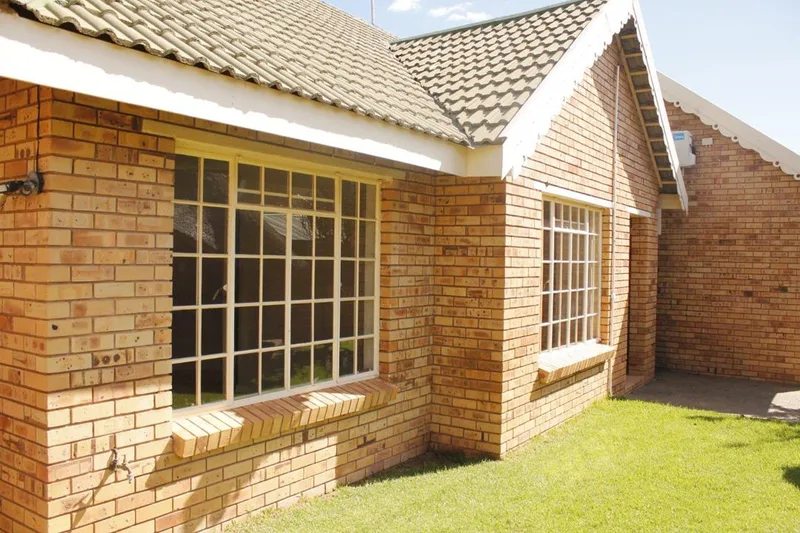 3 Bedroom Townhouse for sale in Heuwelsig