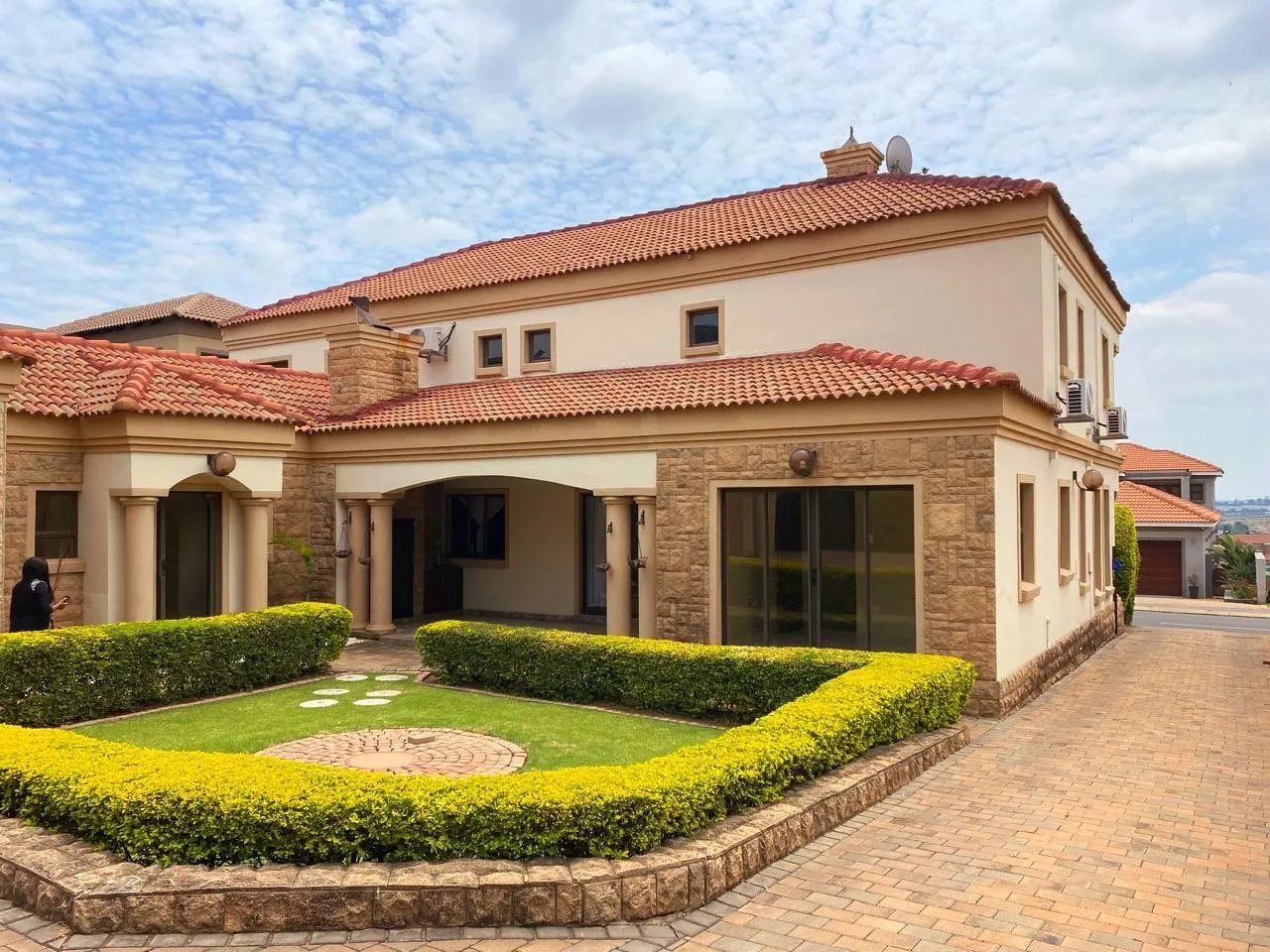 5 Bedroom House in Kosmosdal