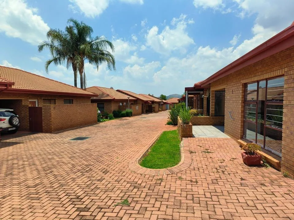 2 Bedroom Townhouse for sale in Wilro Park