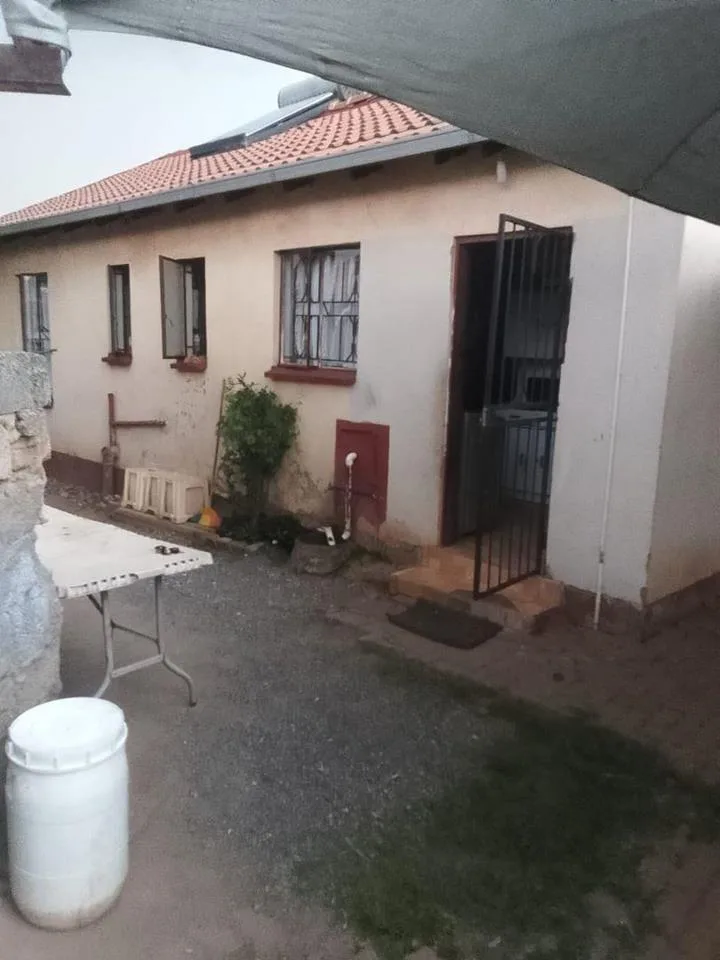2 Bedroom House for sale in Clayville