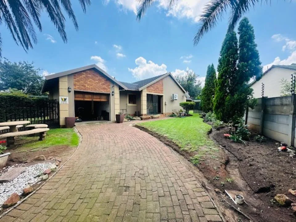 3 Bedroom House for sale in Cosmosrand