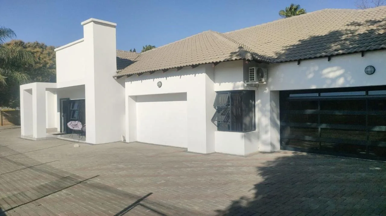 4 Bedroom House for sale in Oos Einde