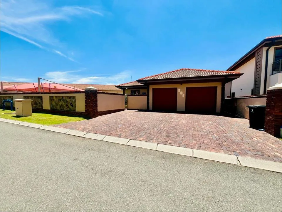 4 Bedroom House for sale in Comet