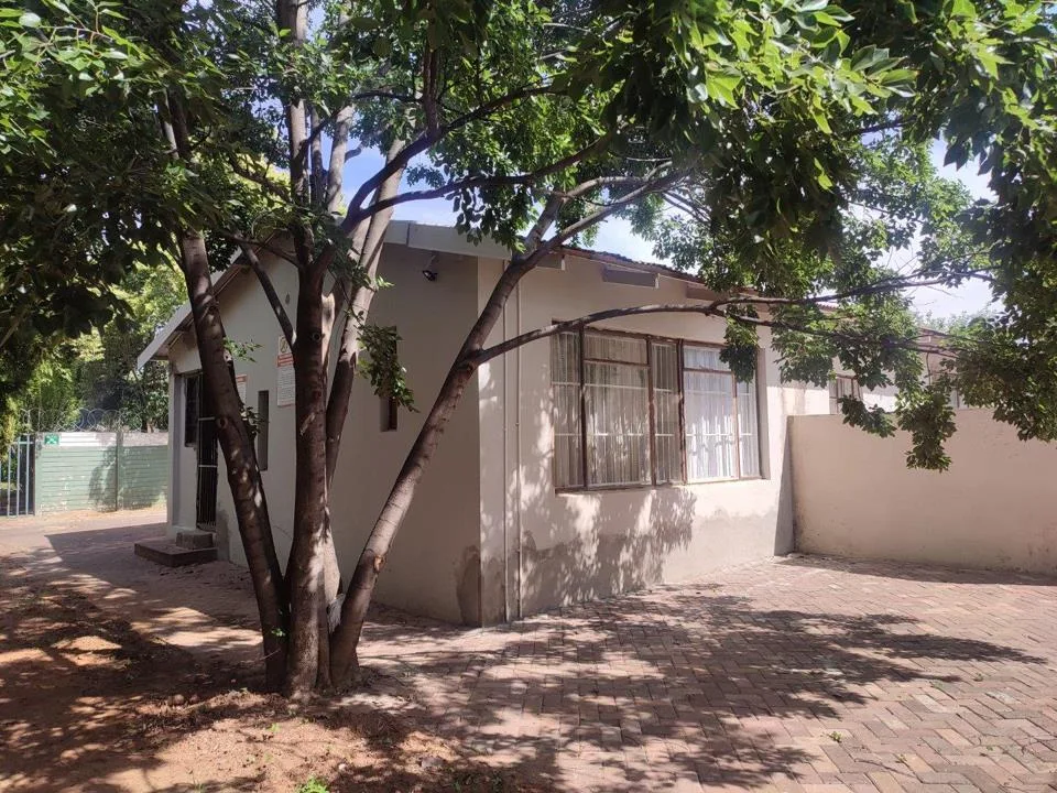 10 Bedroom House for sale in Brandwag