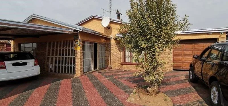 3 Bedroom House for sale in Bloemside