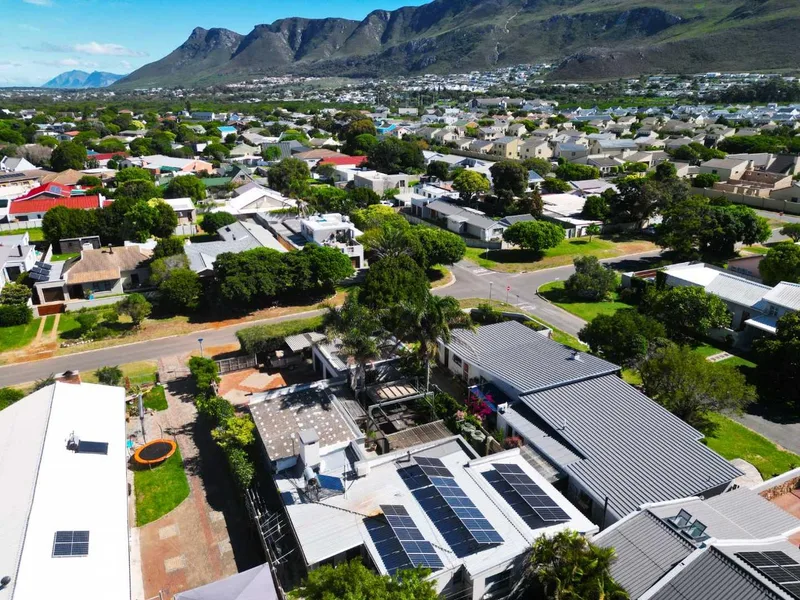 4 Bedroom House in Sandbaai