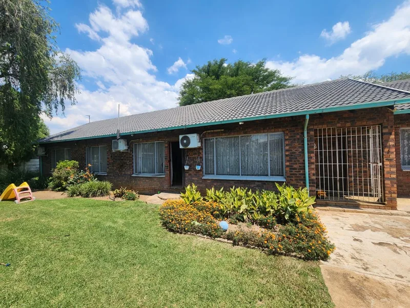 7 Bedroom House in Claremont