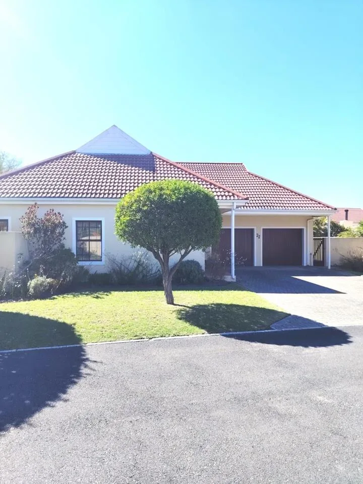 3 Bedroom House for sale in Sandbaai