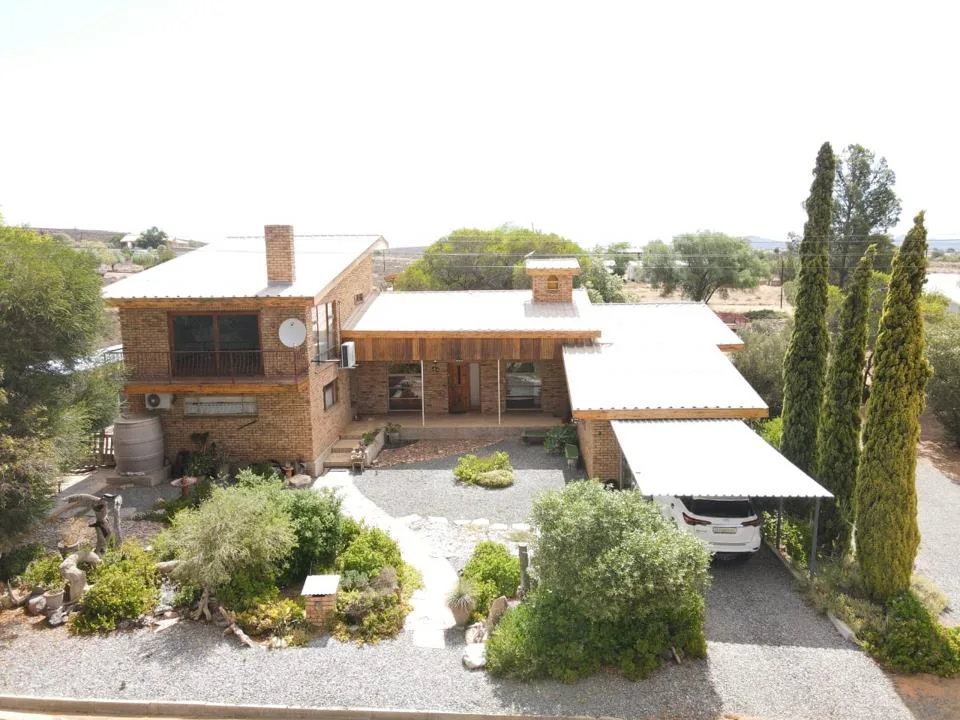 5 Bedroom House for sale in Loeriesfontein