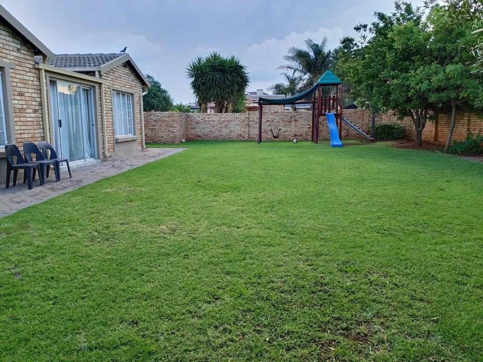 2 Bedroom Townhouse for sale in Heuwelsig Estate