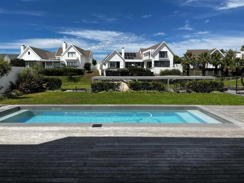 6 Bedroom House to rent in Canals