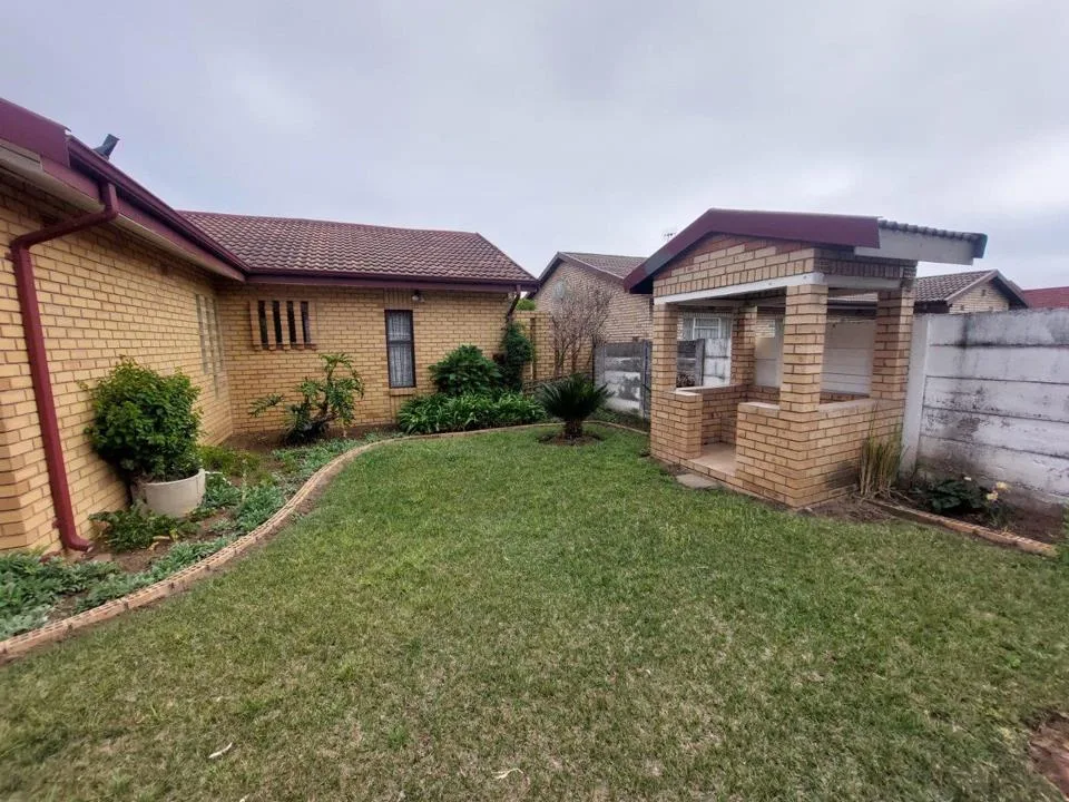4 Bedroom House for sale in Lennoxton